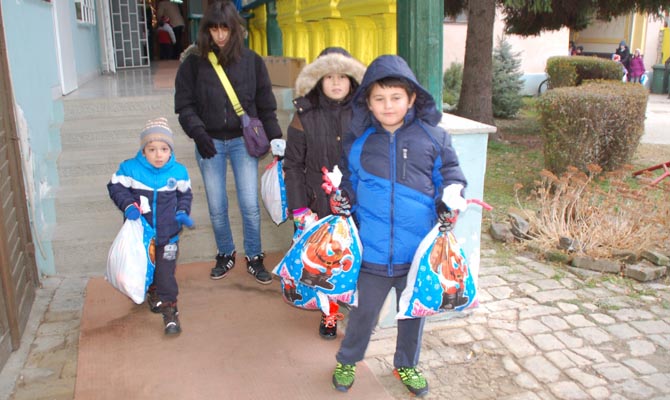 Karácsonyi csomagokat osztottak a szociális központban 2016. december 23.